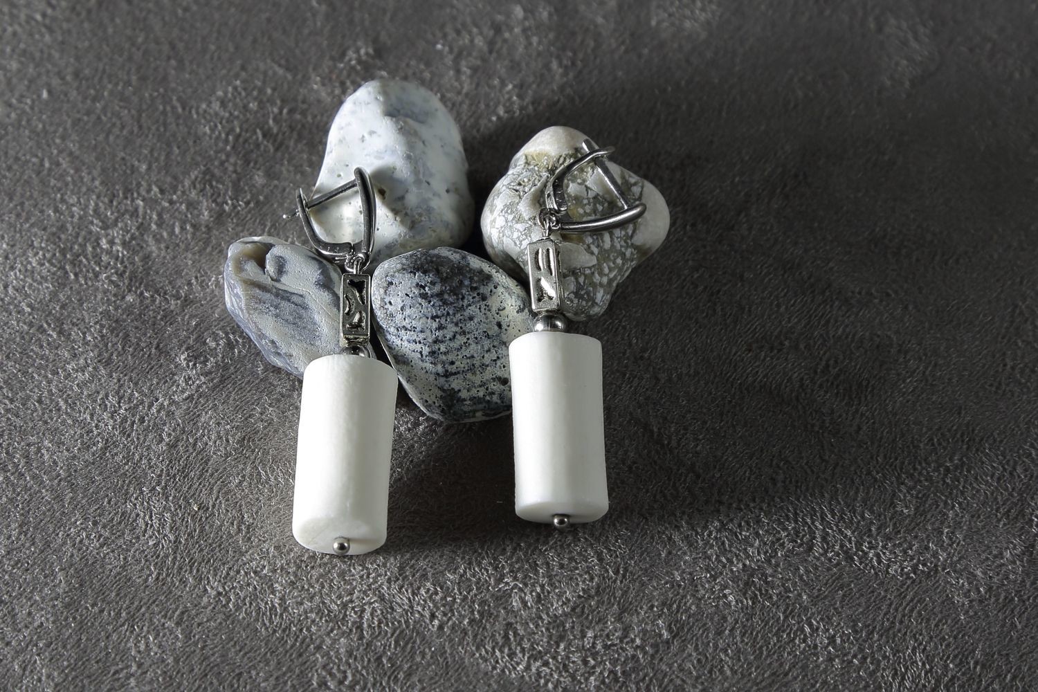 Серьги из белого фарфора, цилиндры. Английская швенза.  White porcelain earrings, cylinders. English fixture (ear wire).