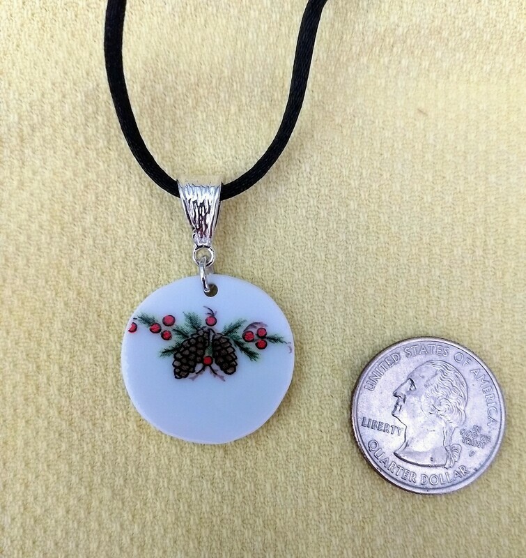 Holly round pendant