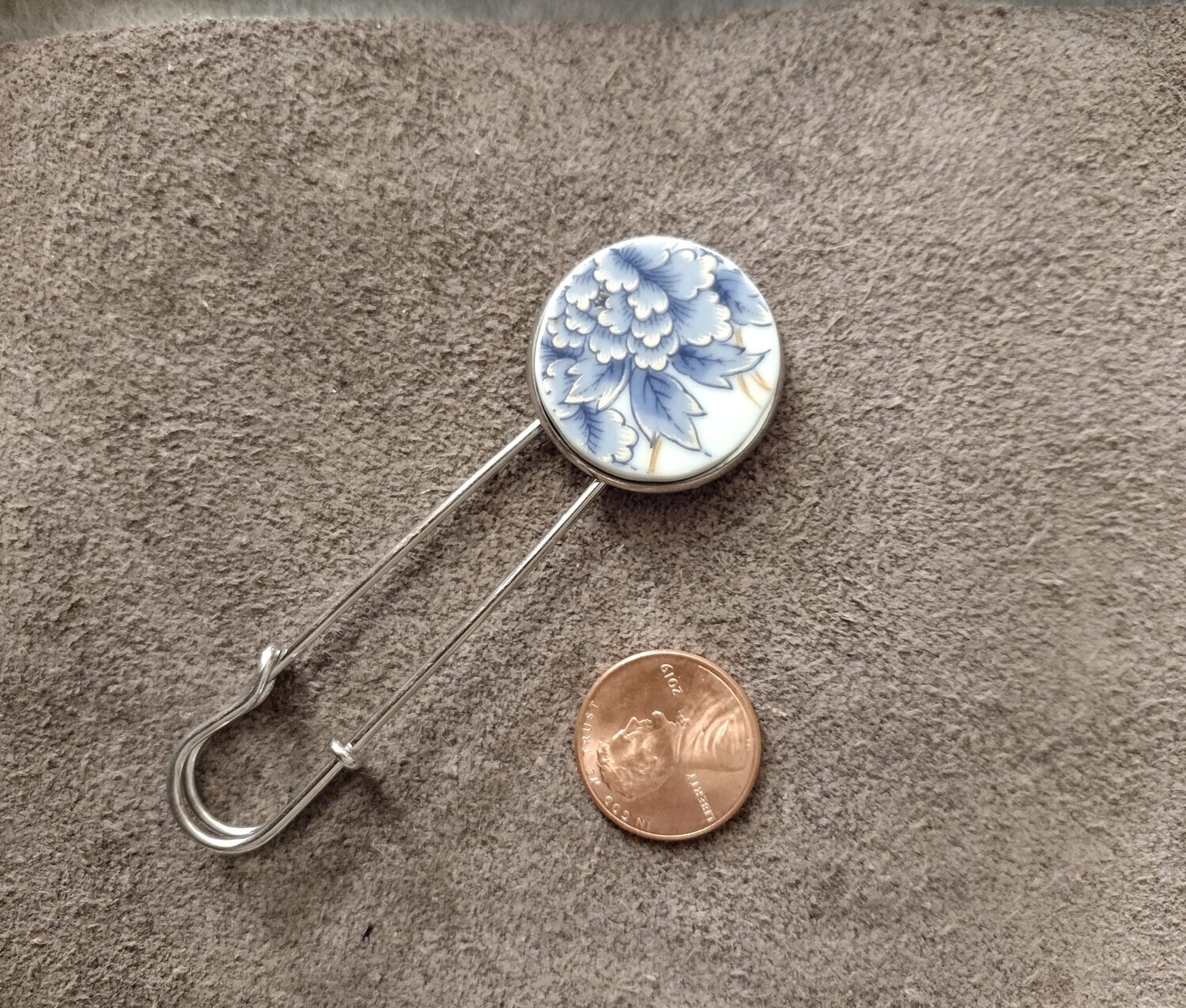 Sweater pin blue