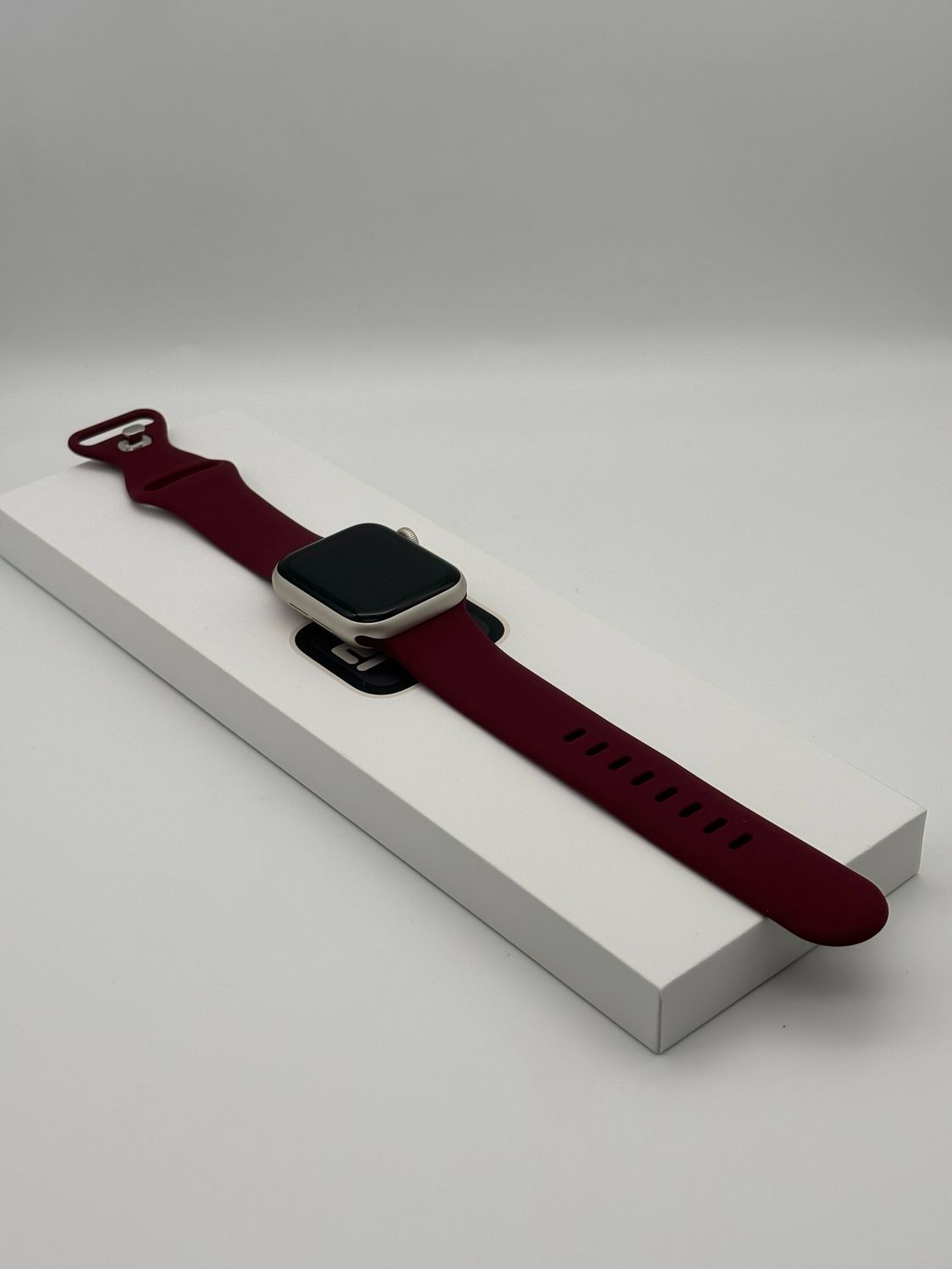 Apple Watch SE GPS, 40mm Starlight Aluminum Case (2024)