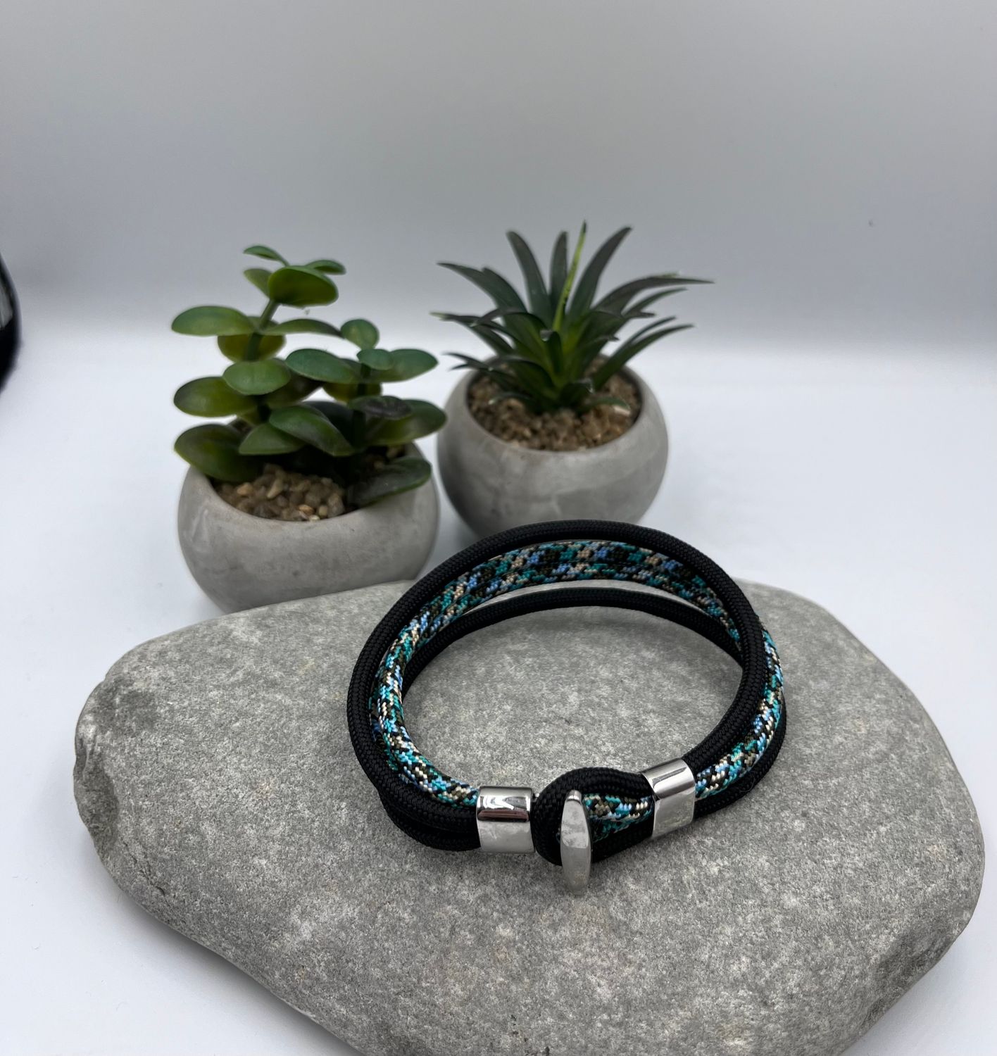 4mm black/multi Paracord Wristwear