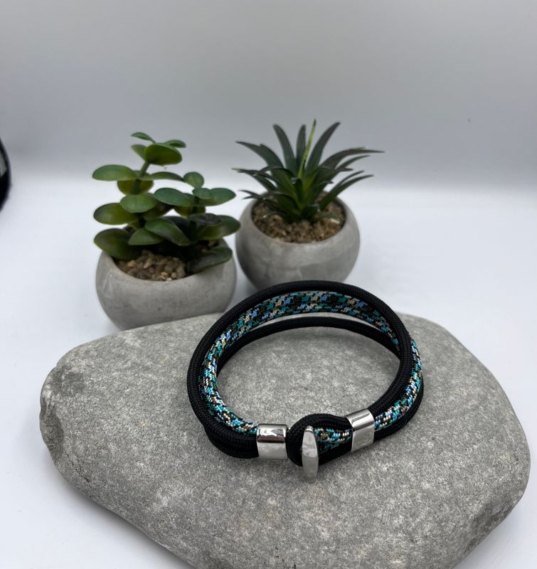 4mm black/multi Paracord Wristwear