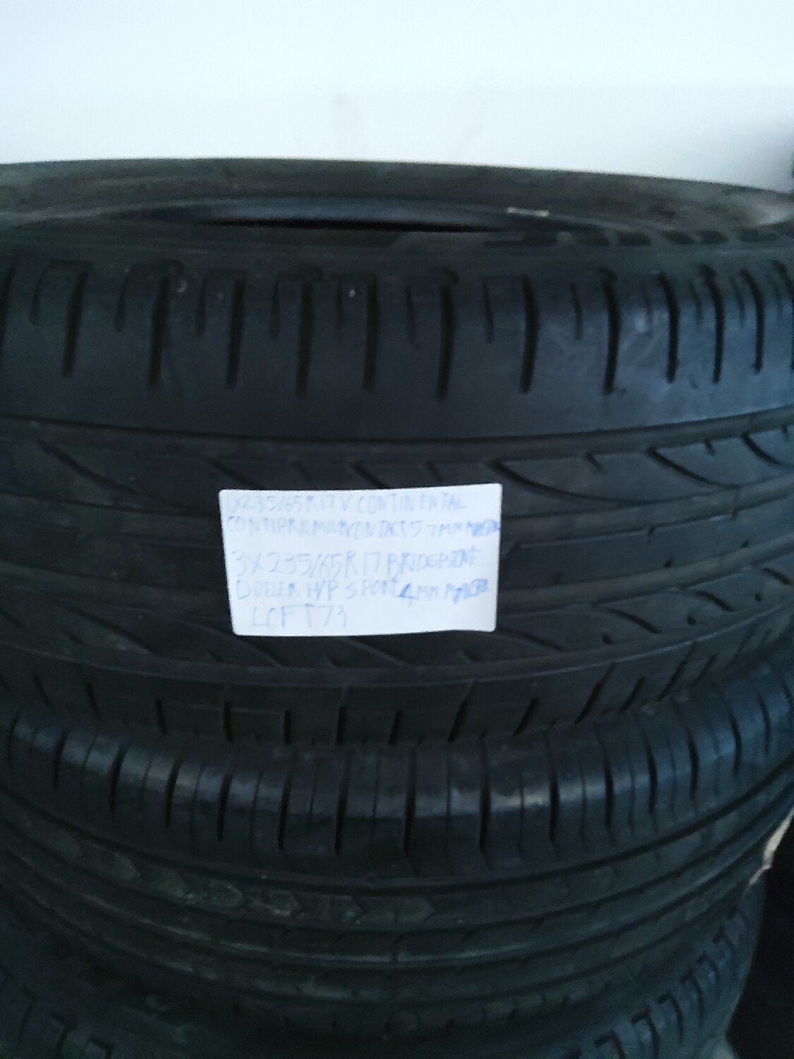 1×235/65R17 V CONTINENTAL CONTIPREMIUMCONTACT 5 7MM.MØNSTER 3×235/65R17BRIDGESTONE DUELER H/P SPORT 4MM.MØNSTER