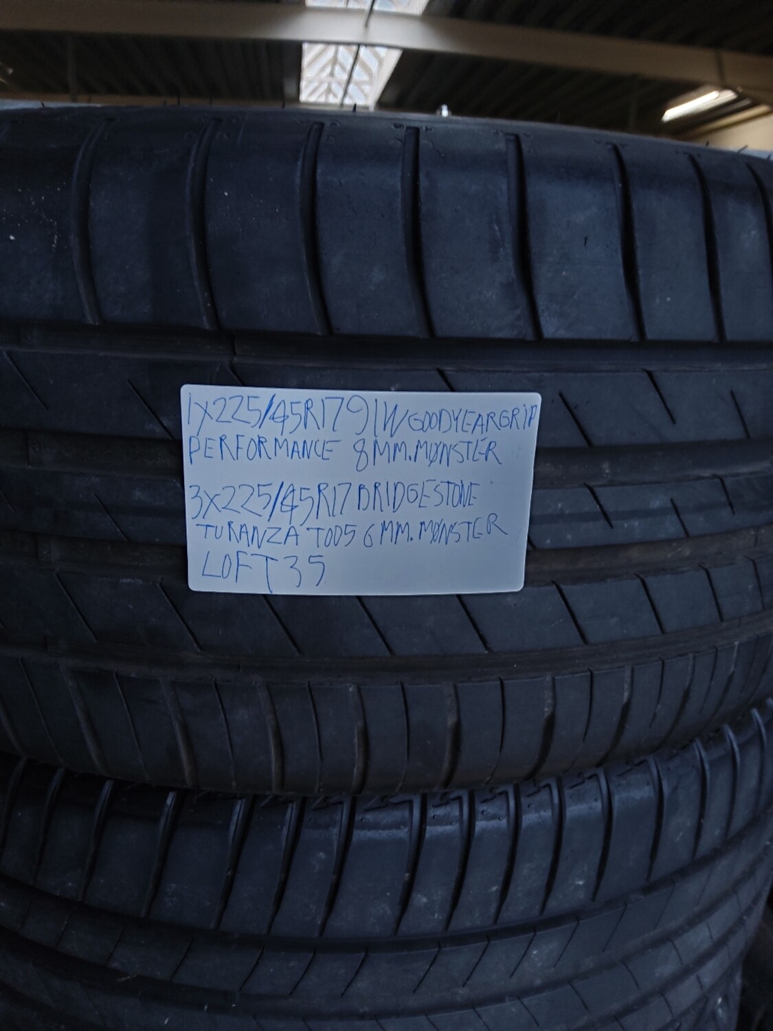 1×225/45R17 91W GOODYEAR GRIP PERFORMANCE 8MM.MØNSTER 1×225/45R17 BRIDGESTONE TURANZA T005 6MM.MØNSTER