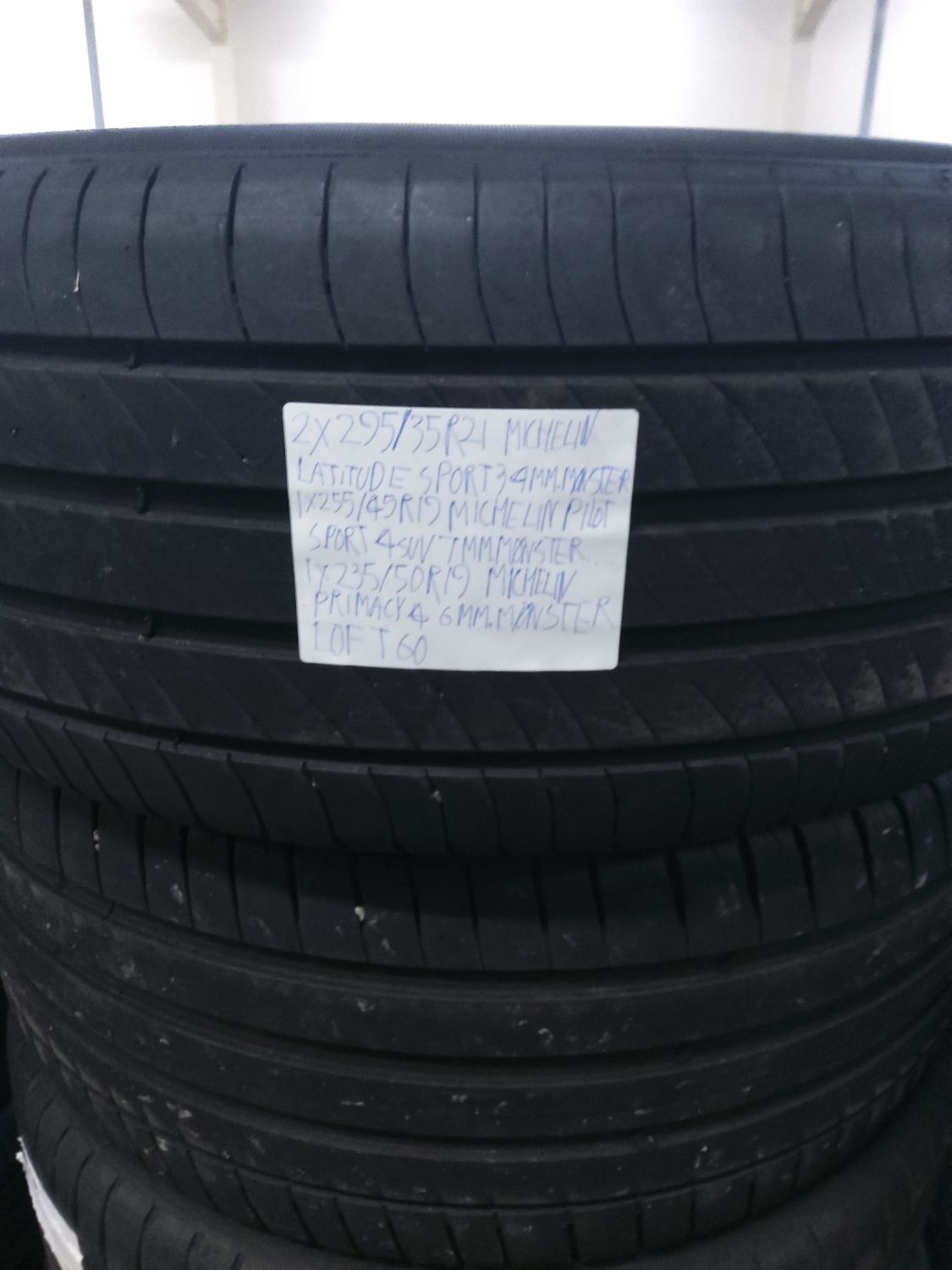 2×295/35R21 MICHELIN LATITUDE SPORT 3 4MM.MØNSTER 1×255/45R19 MICHELIN PILOT SPORT 4 SUV 7MM.MØNSTER 1×235/50R19 MICHELIN PRIMACY 4 6MM.MØNSTER 