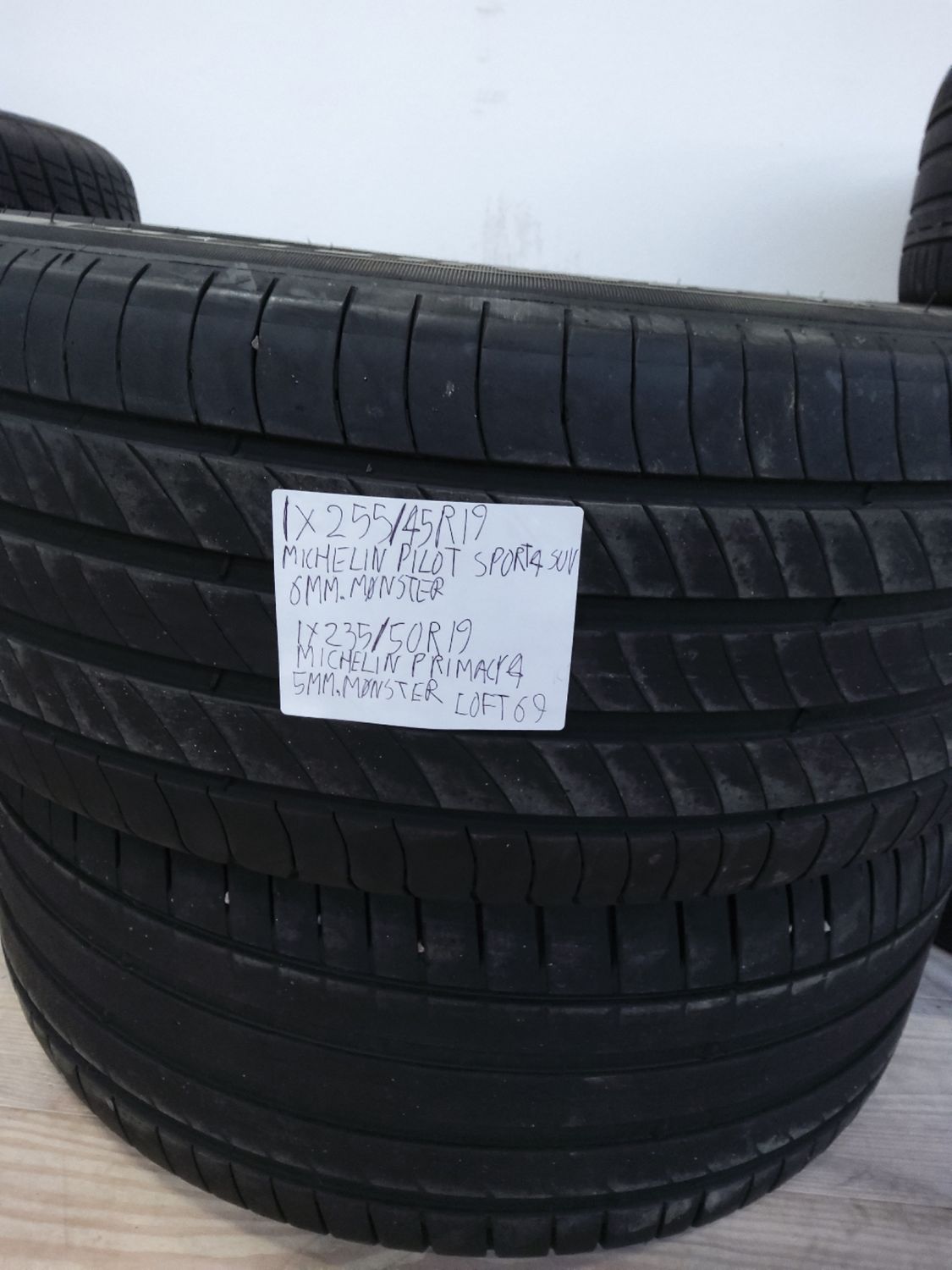 1×255/45R19 MICHELIN PILOT SPORT 4 SUV 6MM.MØNSTER 1×235/50R19 MICHELIN PRIMACY 4 5MM.MØNSTER