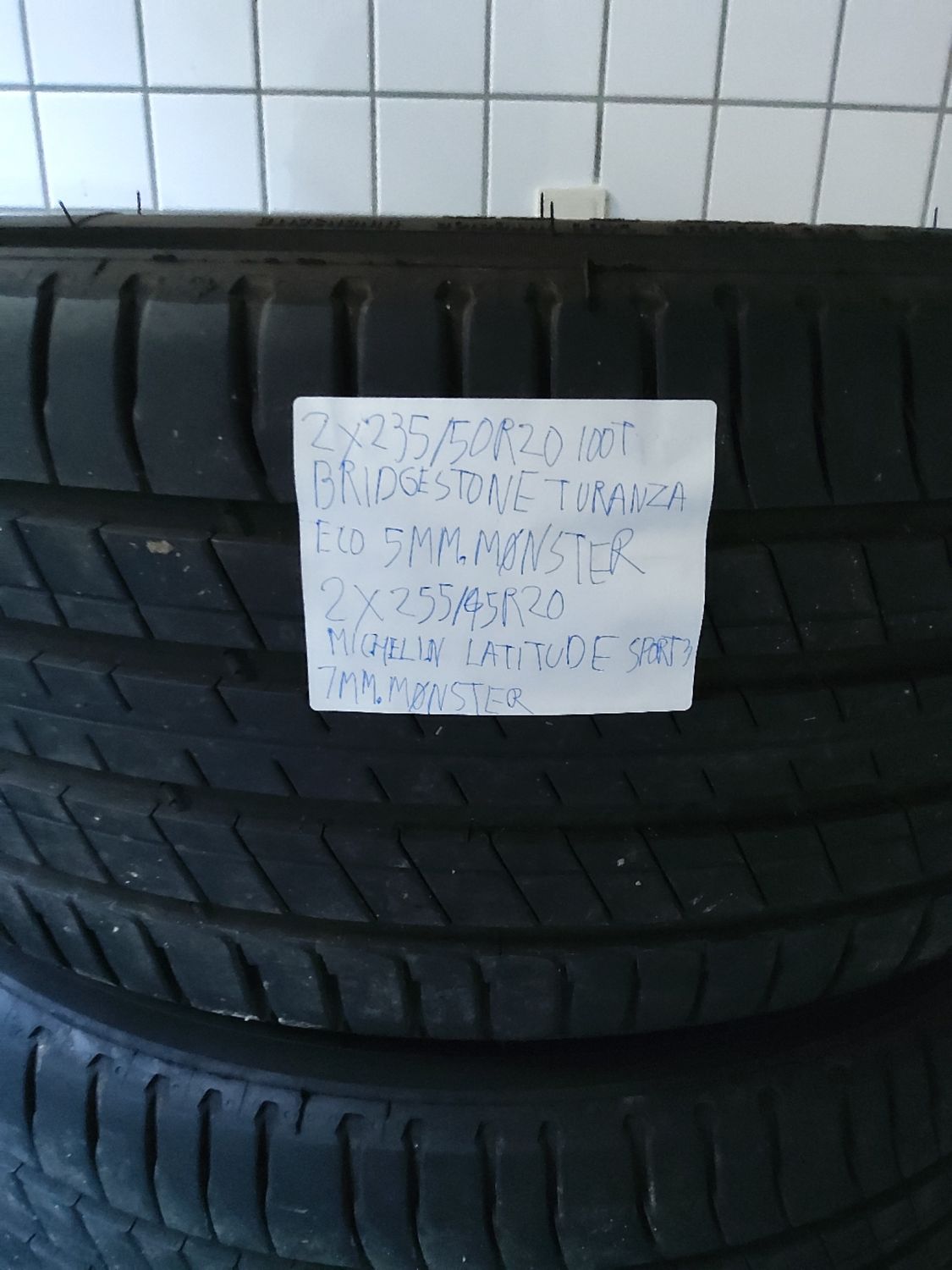 2×235/50R20 100T BRIDGESTONE TURANZA ECO 5MM.MØNSTER 2×255/45R20 MICHELIN LATITUDE SPORT 3 7MM.MØNSTER