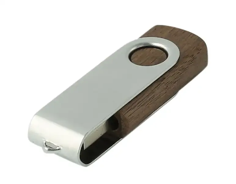 USB Stick aus Holz mit Bügel aus Metall