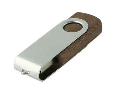 USB Stick aus Holz mit Bügel aus Metall