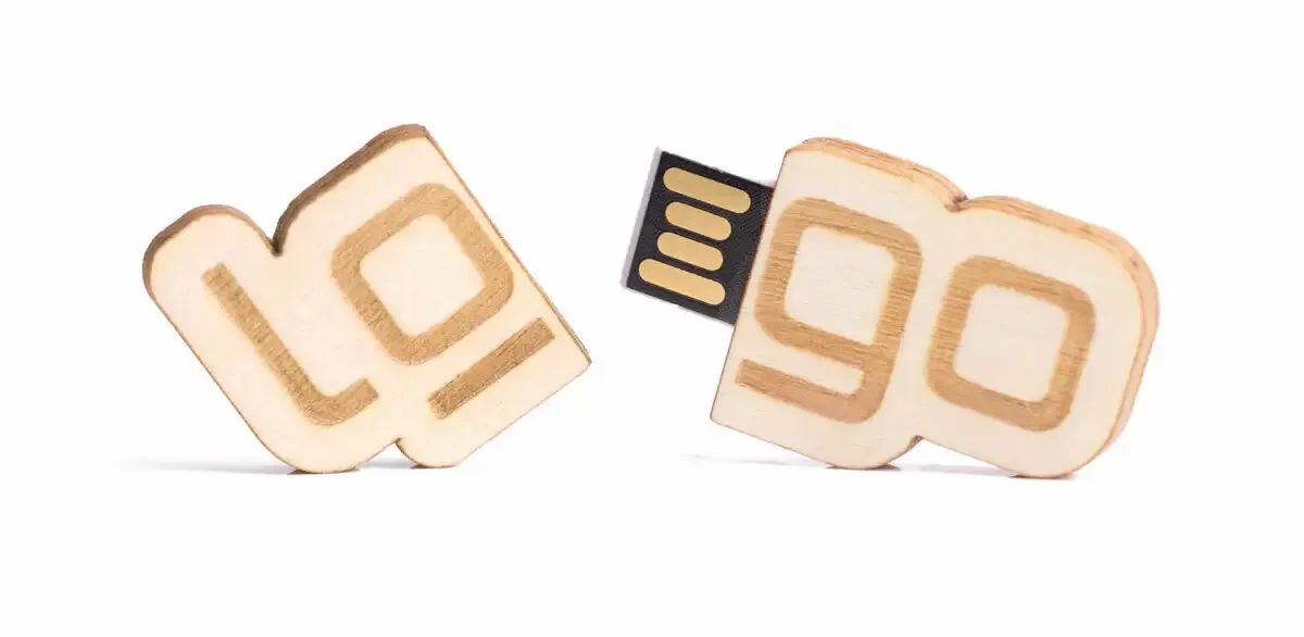 FSC®-zertifizierter USB-Stick in individuell 2D-From mit Kappe inklusive Grauvr mit Logo als Werbeartikel