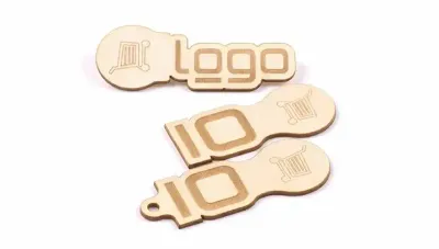 FSC®-zertifizierter Einkaufswagen-Chip in individueller 2D Form inklusive Lasergravur als Werbegeschenk mit Logo