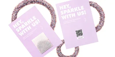Postkarte mit biologisch abbaubarem Glitzer 1g mit Logo als Werbeartikel für Festivals und Promotion 