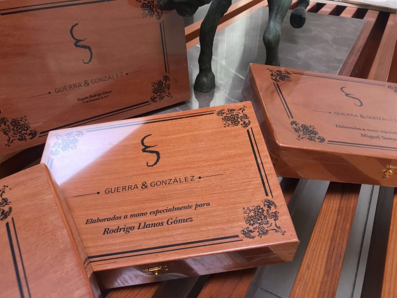 Caja de madera personalizada con 25 puros personalizados