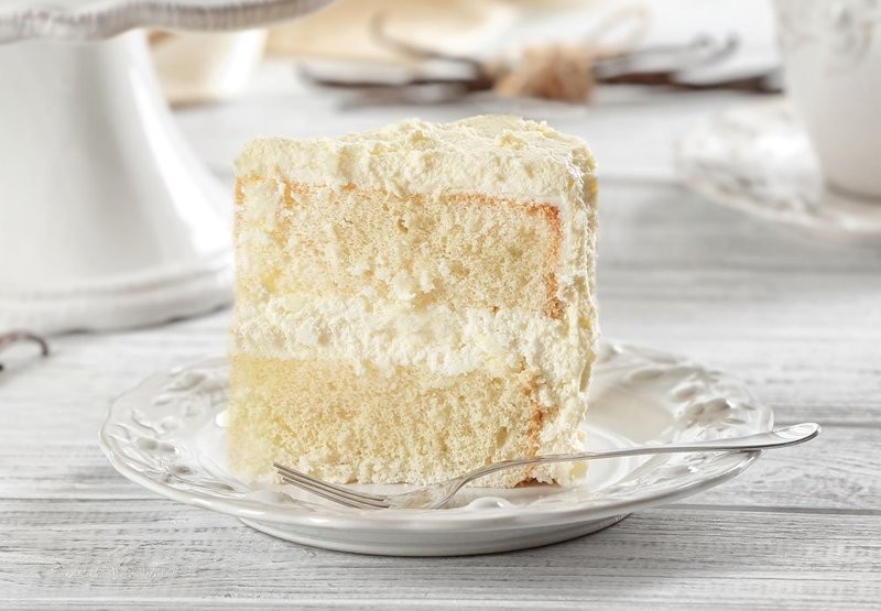 Fresh vanilla cake at Chic Sweets Bakery in Houston – scratch-made with real butter and natural ingredients.