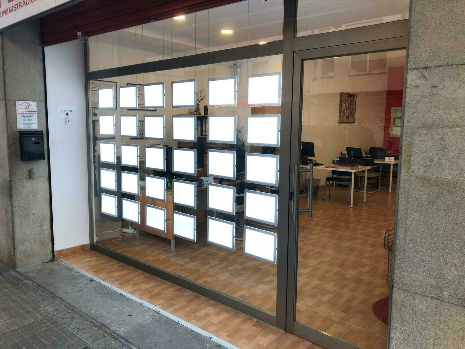 Pack Porta Carteles LED con accesorios