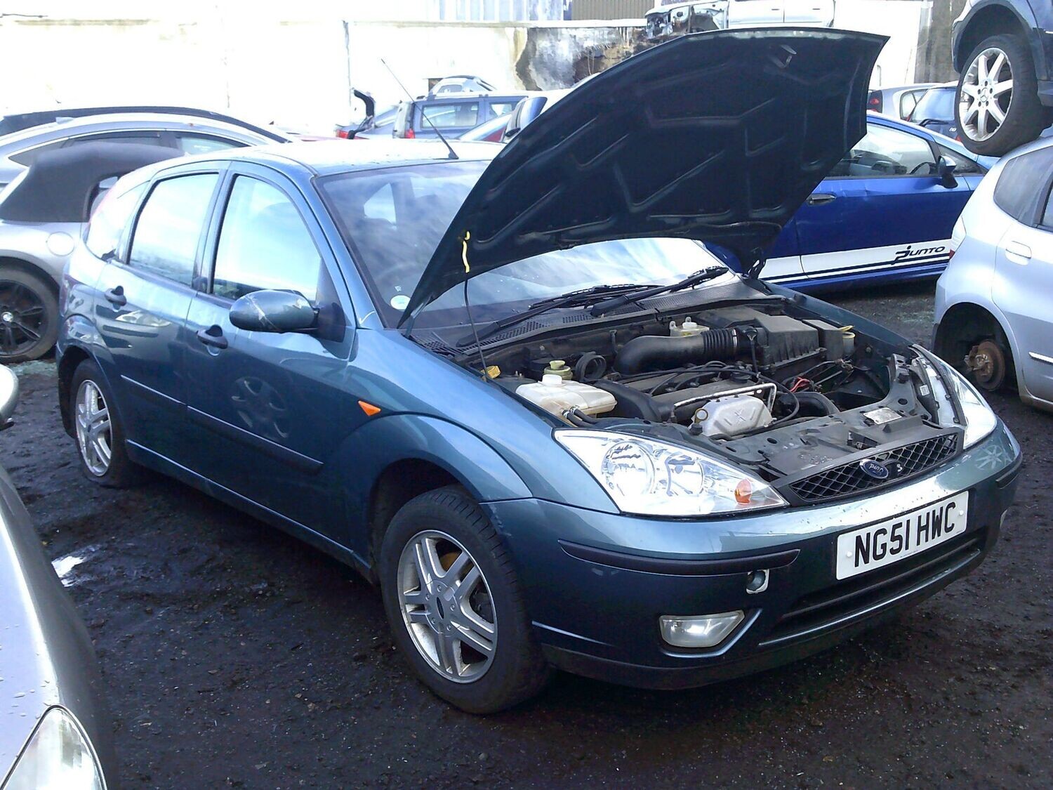 ford focus 2001 1.6 p breaking for spares..click for info