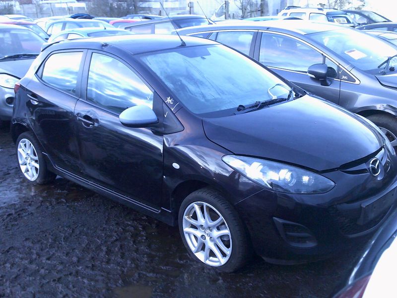 mazda 2 1.3 p 2011 breaking for spares..click for info