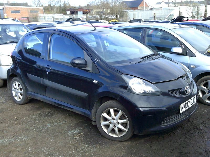 toyota aygo 2007 1.0 p breaking for spares..click for info