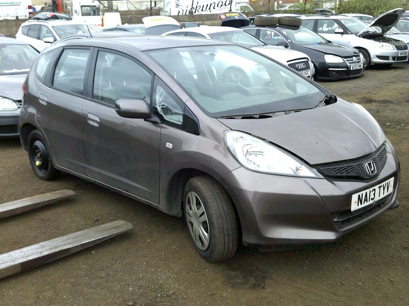 honda jazz 2013 1.2 vtec breaking for spares..click for info