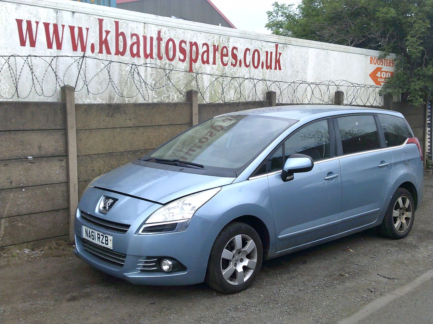 peugeot 5008 2011 1.6 hdi breaking for spares..click for info