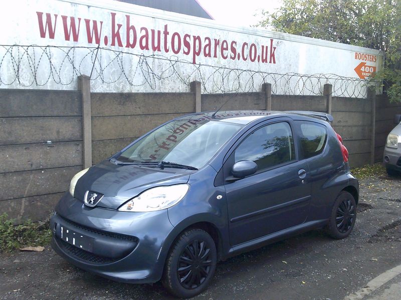 peugeot 107 2006 1.0 p breaking for spares..click for info