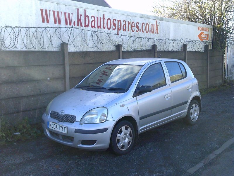 toyota yaris 2004 1.0 p breaking for spares..click for info