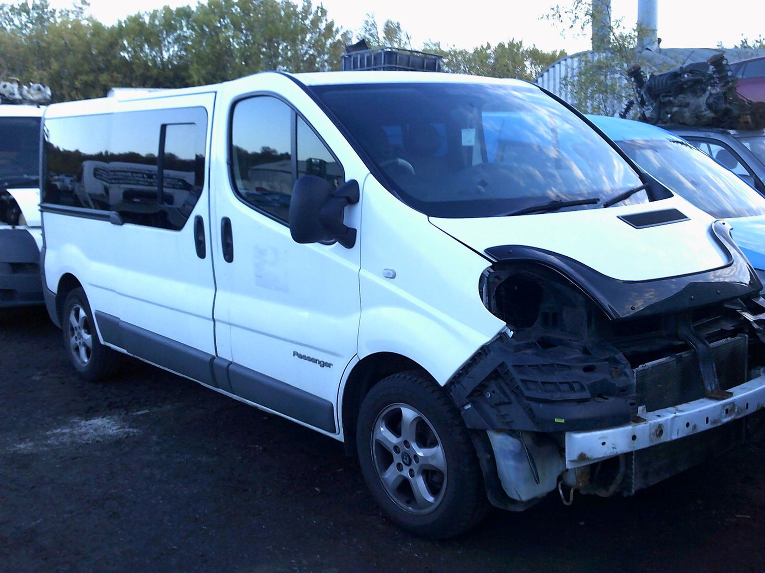 renault trafic minibus 2012 2.0 dci breaking for spares..click for info