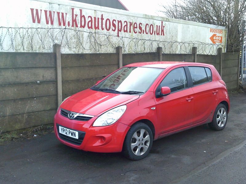 hyundai i20 2012 1.2 p breaking for spares..click for info