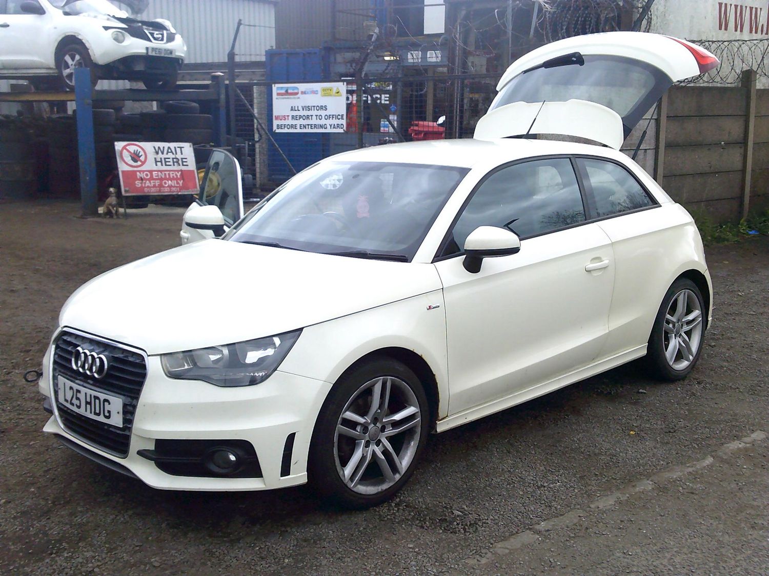 audi a1 2011 1.6 tdi breaking for spares..click for info