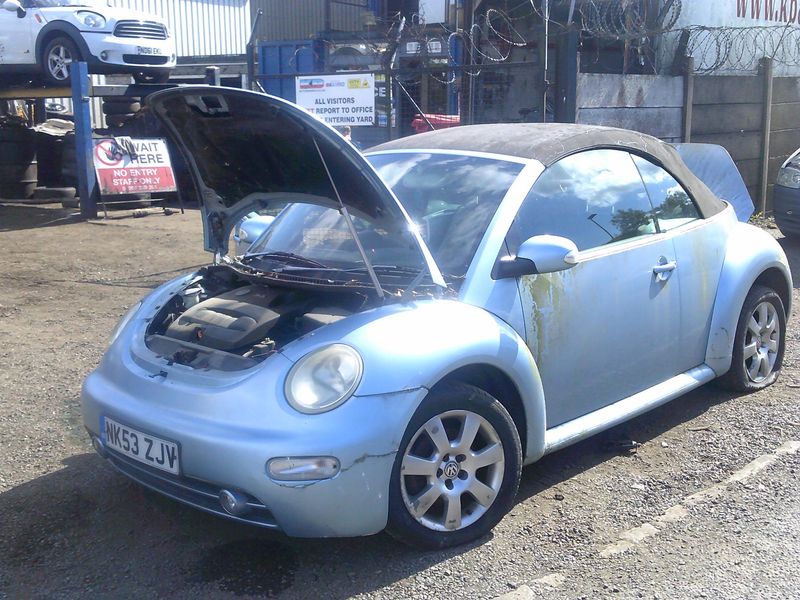 volkswagen beetle 2003 2.0 p breaking for spares...click for info