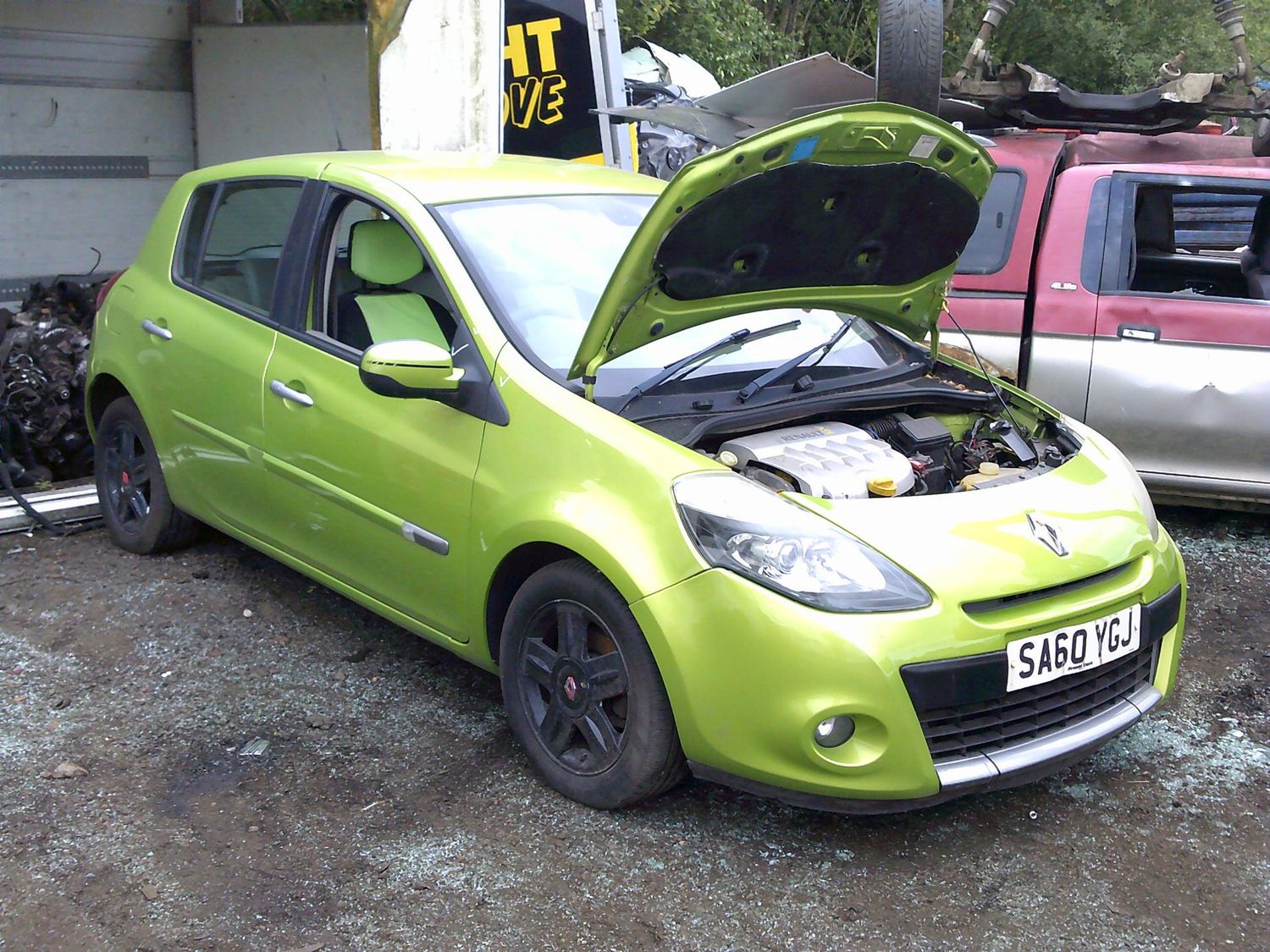 renault clio 2010 1.6 p auto breaking for spares..click for info