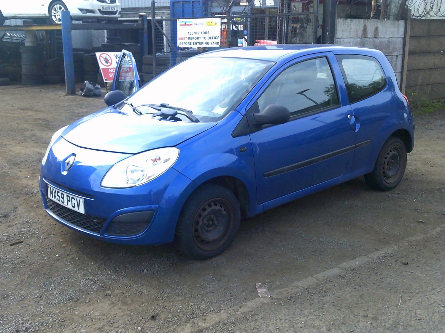 renault twingo 2010 1.2 p breaking for spares..click for info