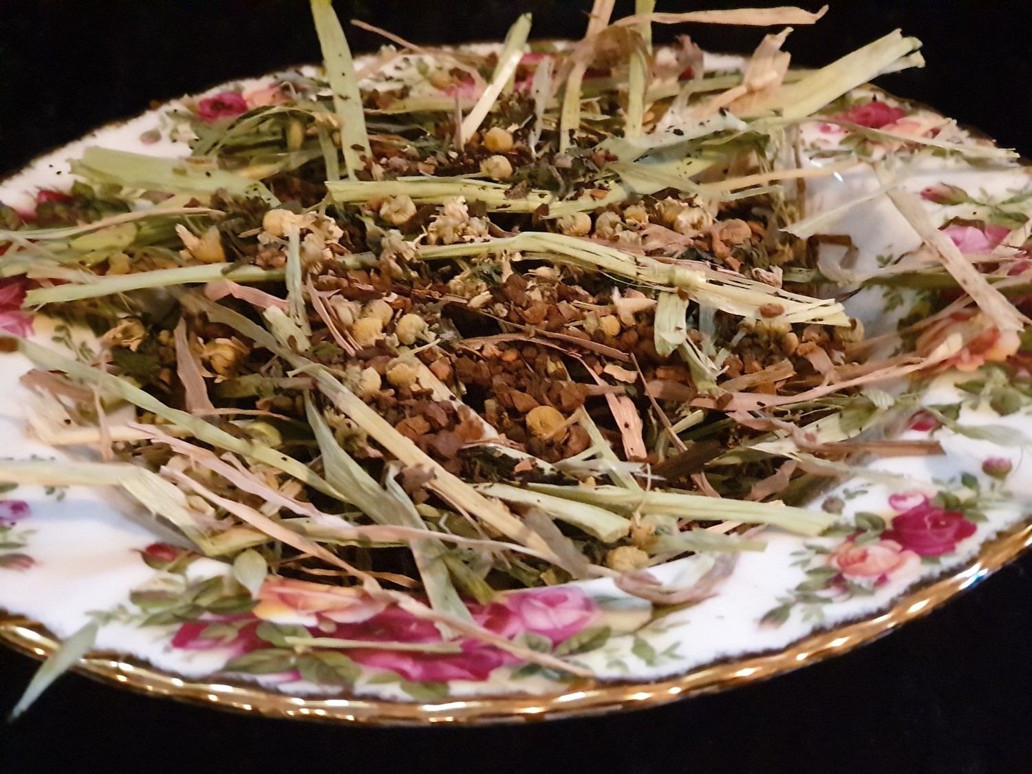 Show grade oaten hay chaff with organic yarrow, nettle