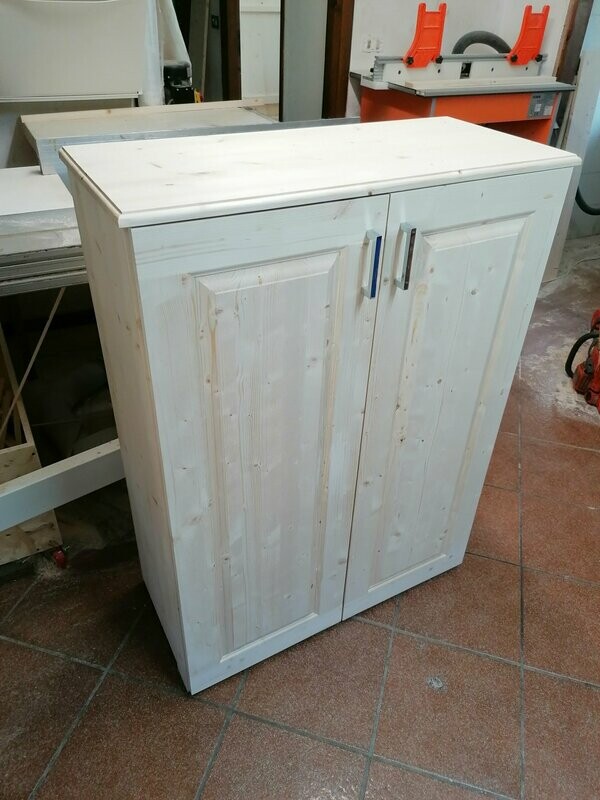 Scarpiera salvaspazio a 2 ante in legno massello di abete vari colori, misure L82 X P35 X H113, mobile per ingresso o balcone, uso interno ed esterno, 3 ripiani inclinati Scarpiera salvaspazio a 2 ante in legno massello di abete vari colori, misure L82 X P35 X H113, mobile per ingresso o balcone, uso interno ed esterno, 3 ripiani inclinati