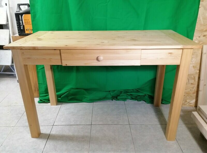 Tavolo / Scrivania in Larice, misure L120XL60XH75, cassetto centrale con guide scorrevoli ad apertura totale e ammortizzate, trattato con olio naturale e finitura satinata Tavolo / Scrivania in Larice, misure L120XL60XH75, cassetto centrale con guide scorrevoli ad apertura totale e ammortizzate, trattato con olio naturale e finitura satinata
