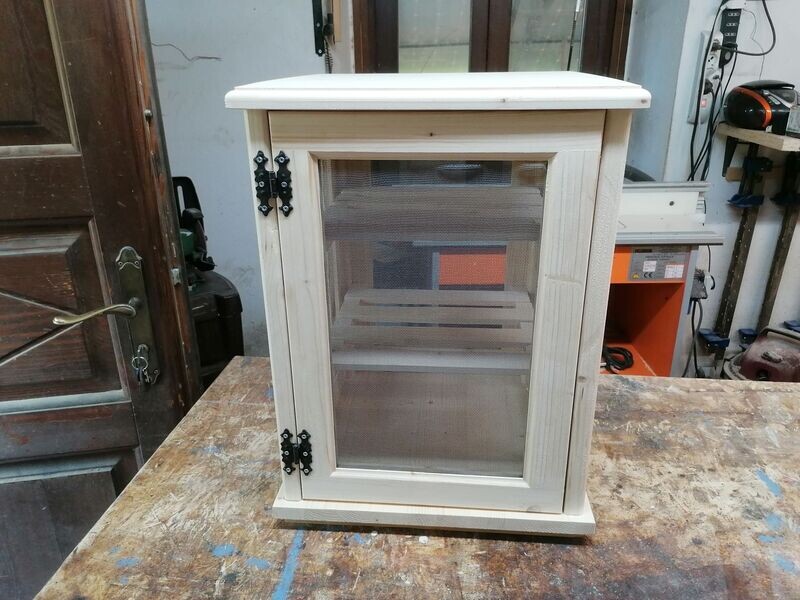 Formaggiera misura L40 X P40 X H54, con due ripiani a griglia e rete fine sui 4 lati, struttura vari colori