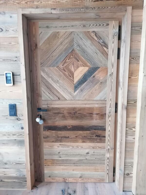 Portone Modello 2 Rivestito in legno vecchio misto larice e abete