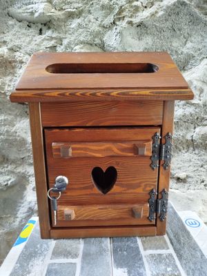 Cassetta Postale porta lettere da esterno in legno di Larice misure L24 x P16 x H39, trattato con impregnante Vari Colori a scelta e finitura trasparente Cassetta Postale porta lettere da esterno in legno di Larice misure L24 x P16 x H39, trattato con impregnante Vari Colori a scelta e finitura trasparente
