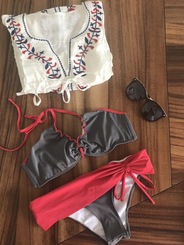 Bikini gris con rojo con cordones