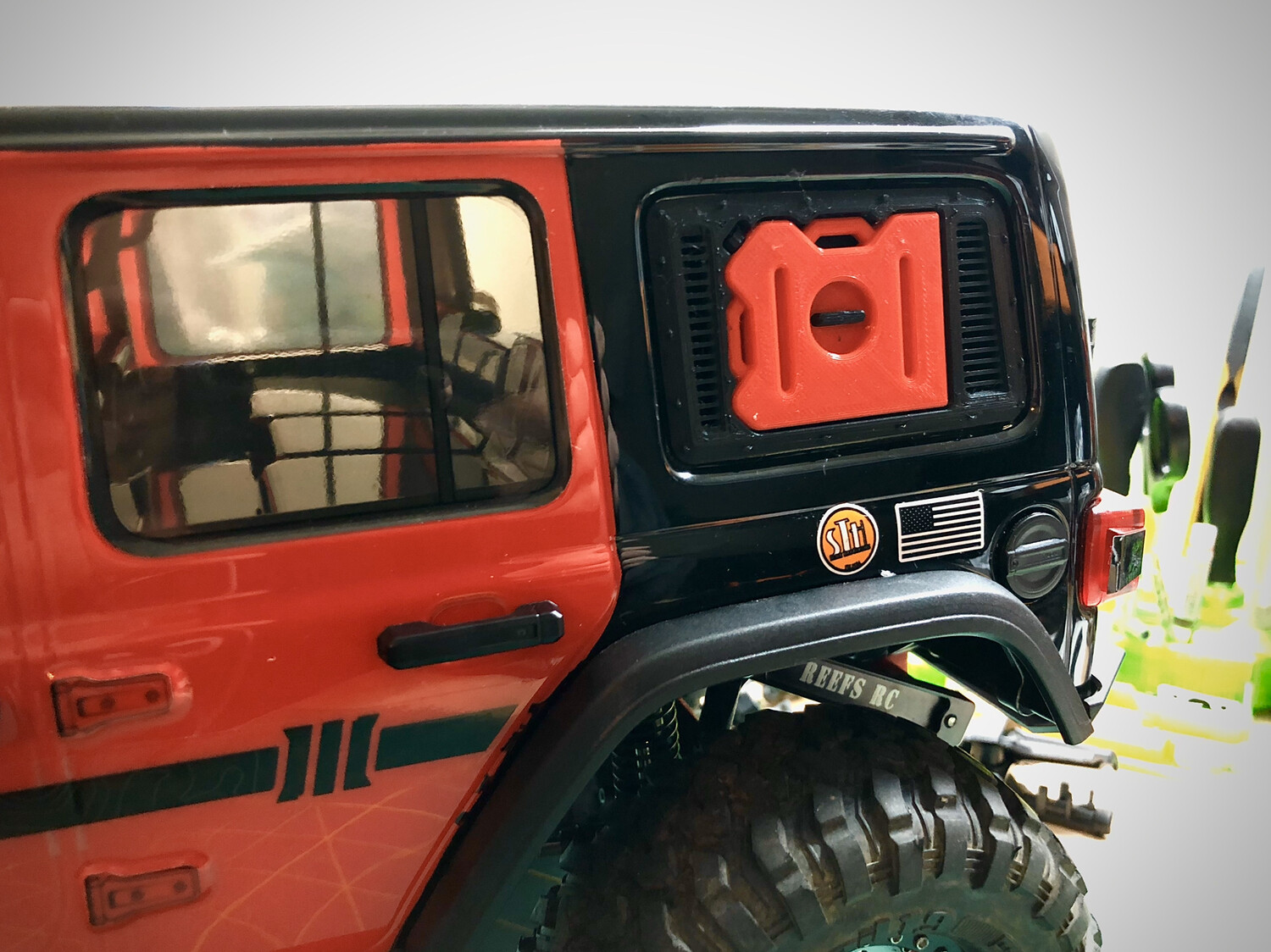 Axial SCX-10 III: Window Mounted Fuel Pac, Left &quot;Drivers&quot; Side Mount: Red (Gasoline)