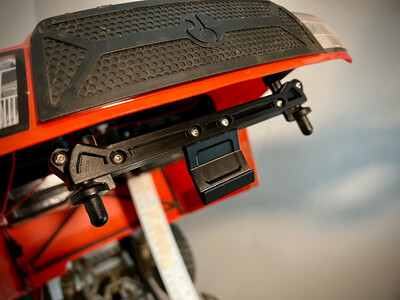 Axial SCX6 Honcho: Front Body Snap Mount
