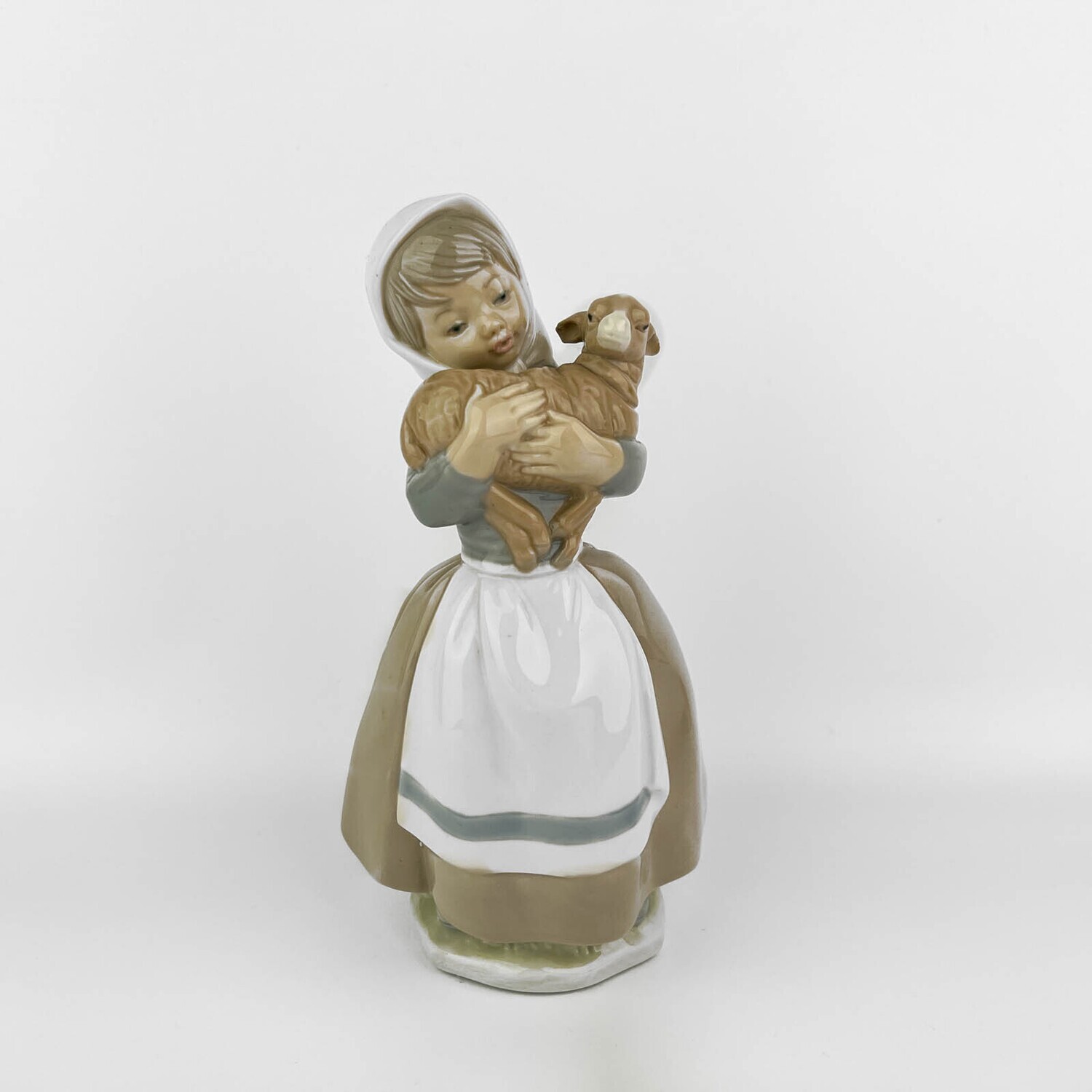 Фарфоровая статуэтка "Девочка с ягненком"