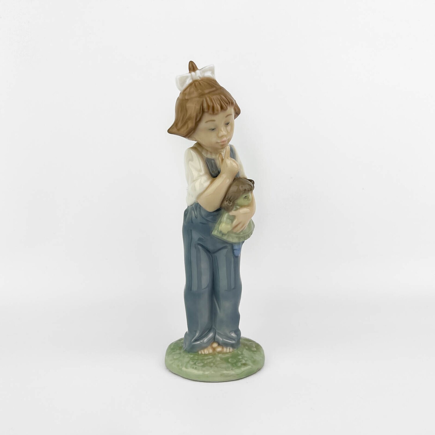 Фарфоровая статуэтка "Девочка с куклой"