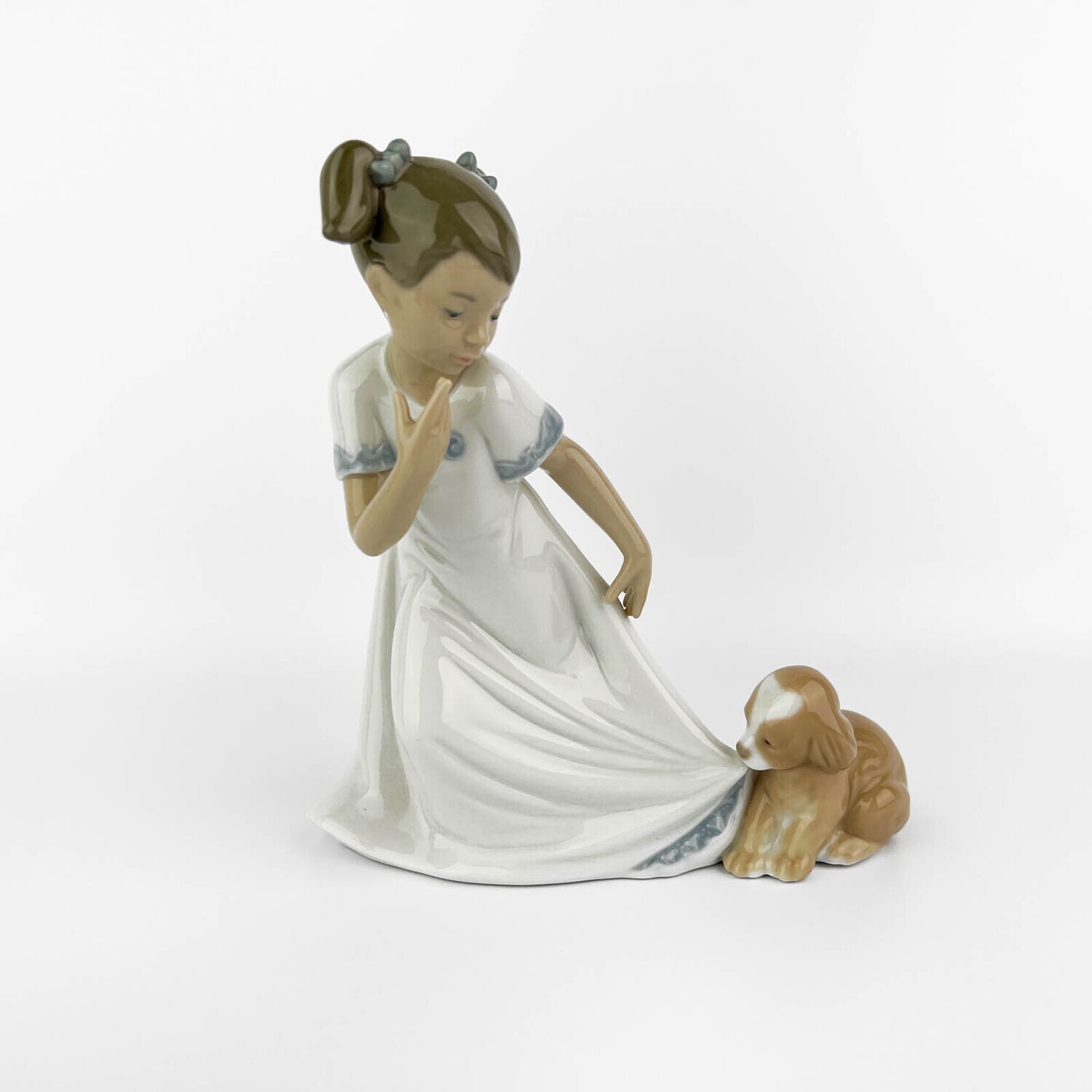 Фарфоровая статуэтка "Девочка с собачкой"