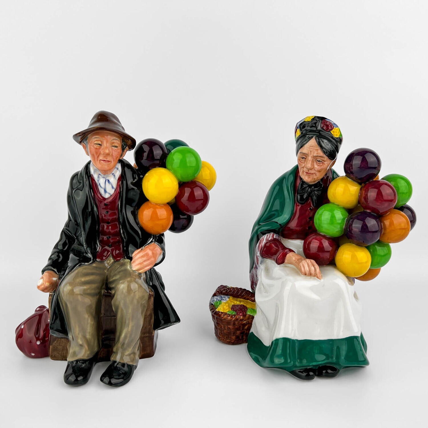 Пара фарфоровых статуэток "Продавцы шаров"