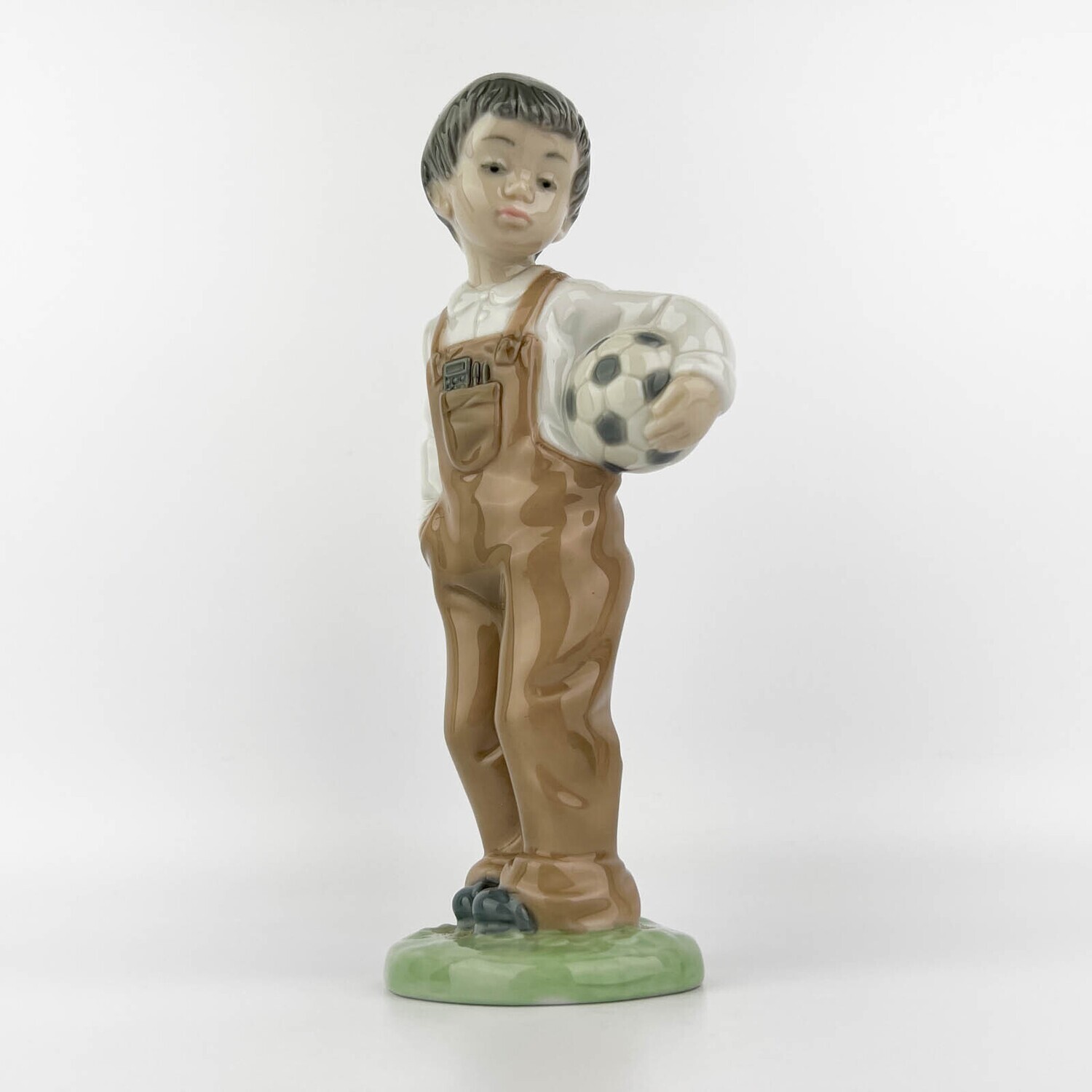 Фарфоровая статуэтка "Футболист"