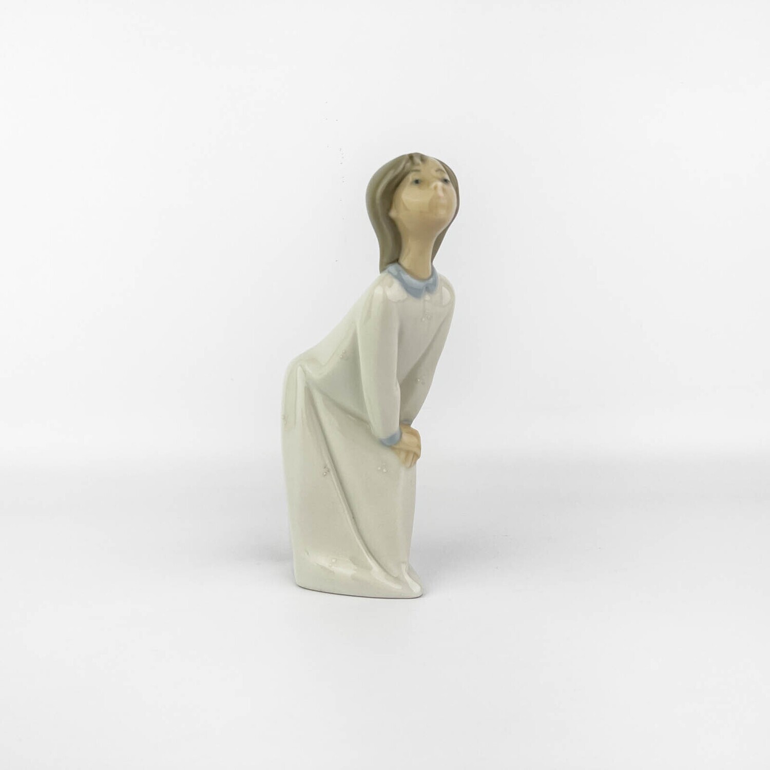 Фарфоровая статуэтка "Девочка в белом платье", LLADRO