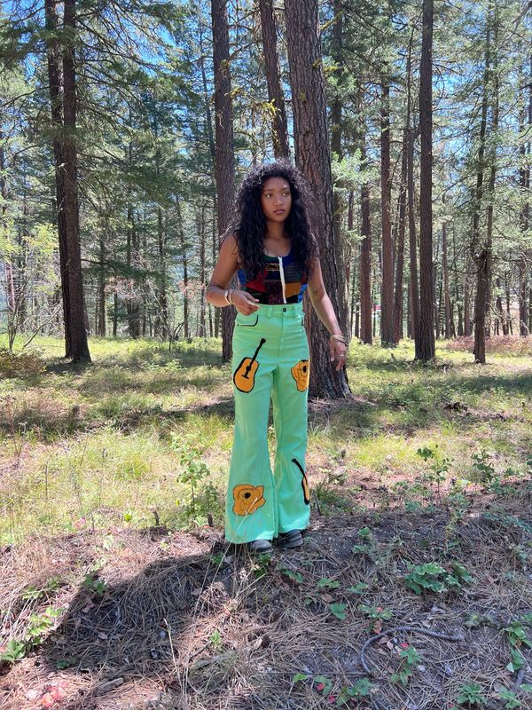 Womens Embroidered Western pants L 32” Moss Stitch