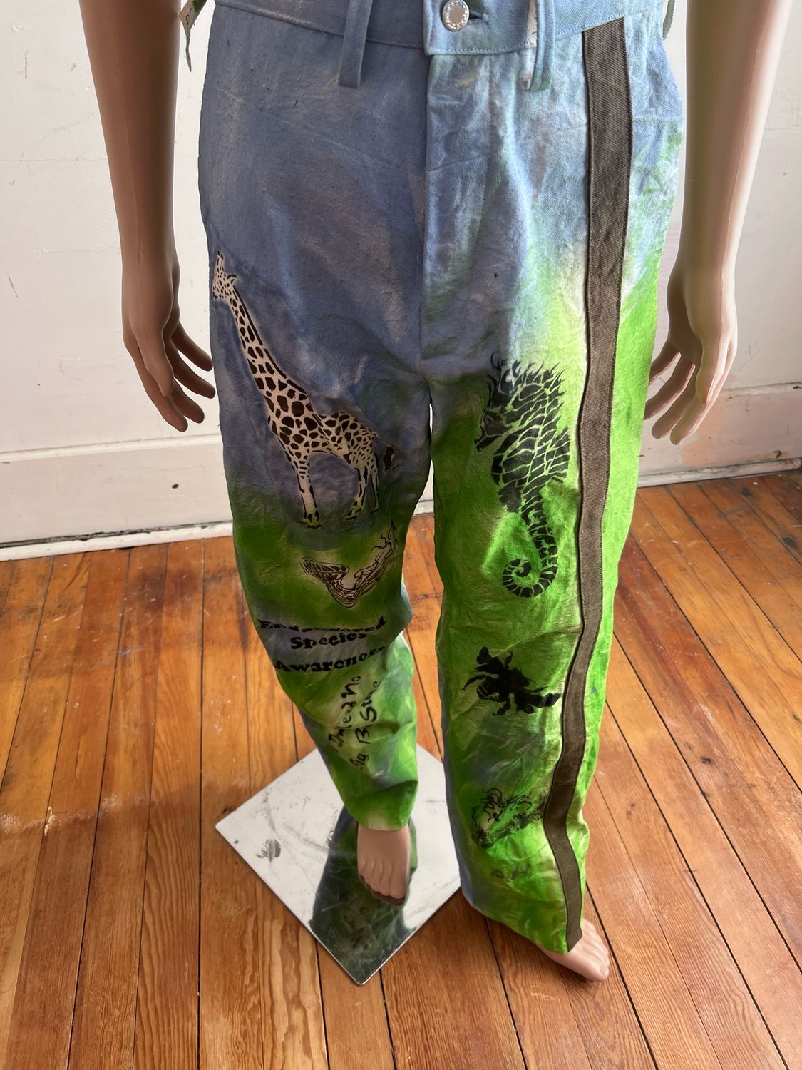 Mens Air Brushed Endangered Species Pants 31 X 32