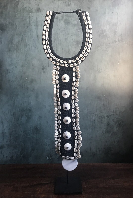 Cowrie Shell Necklace Decor - Black